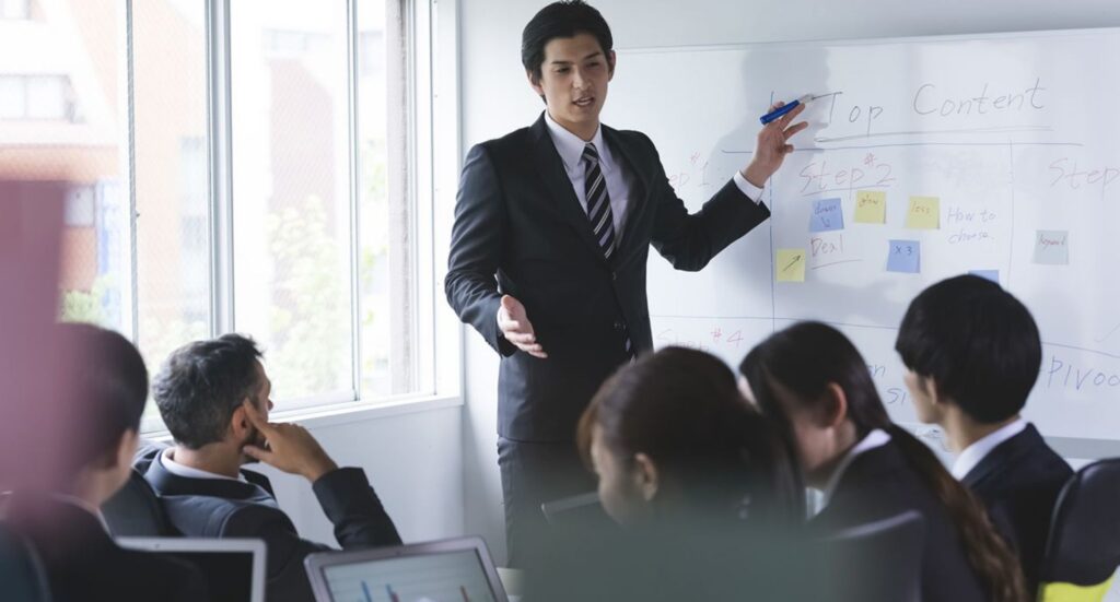 カスハラ研修の実施方法｜内製（社内）か外部委託か？